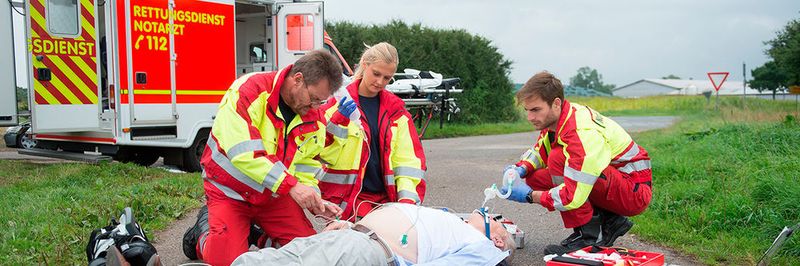 Notfallsanitäter sollen via Datenübertragung und Videotelefonie durch Hintergrundärzte in ihren Entscheidungen im Einsatz unterstützt werden