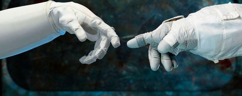 In naher Zukunft können Roboter via Mobilfunk miteinander kommunizieren und im Kollektiv neue Fähigkeiten erlernen – selbstständig und ganz ohne die Kontrolle der Menschen.