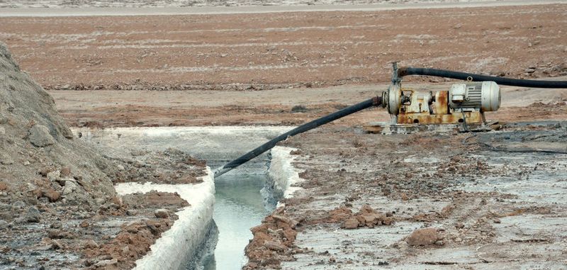 Bolivien, Uyuni: Aus einem Kanal werden Rohstofflösungen, die unter der Salzkruste des Salars de Uyuni in Bolivien lagern, abgesaugt. Ein deutsches Unternehmen soll nun erstmals direkten Zugriff in Südamerika auf den für Batterien von Elektroautos notwendigen Rohstoff Lithium bekommen.