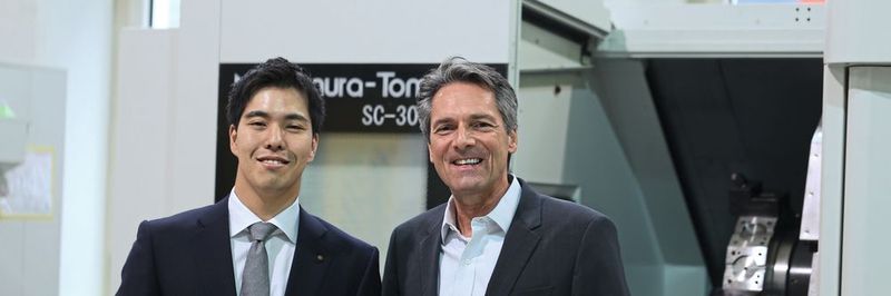 Im Bild Shogo Nakamura (Senior Executive Director Nakamura-Tome) und Jochen Nutz (CEO Walter Meier); S. Nakamura: «Mit der «TW20» haben wir voll die Schweizer Technologiebedürfnisse damals getroffen. Die «TW20» war der Beginn der Ära des Super-Multitasking.»