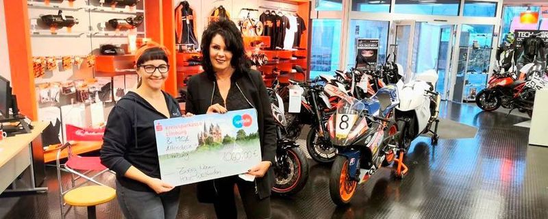 Alexandra Tomasello (li.) von MCA überreicht Sabine Schenk, Geschäftsführerin Zwerg Nase, den Scheck.