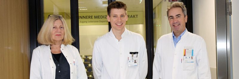 Den Ursachen von RLS auf der Spur: v.l.: die Neurologin Birgit Högl, Erstautor David Haschka und Internist Günter Weiss.