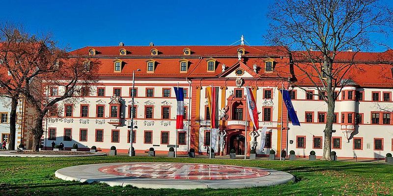 Thüringens Landesregierung, im Bild die Staatskanzlei, will die Zusammenarbeit mit den Kommunen vorantreiben