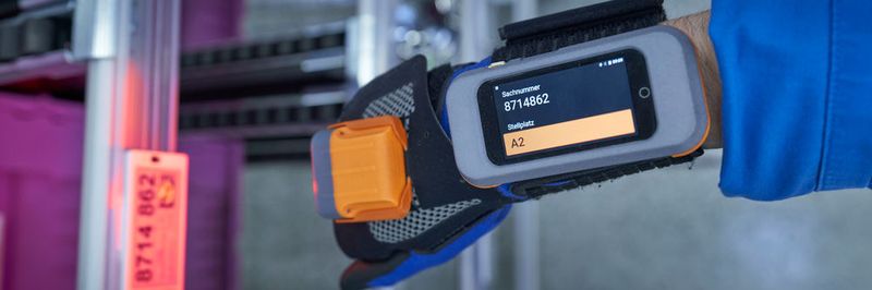 Vernetzung in der Produktionslogistik: BMW zeigte Ende November in Regensburg, was moderne Werkslogistik heute schon kann – z. B. einen Scanhandschuh mit integriertem Display.