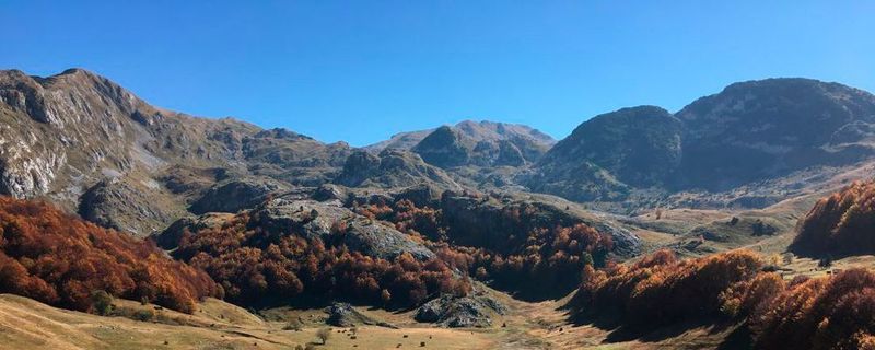 Die Gegend ist für ihre wunderschöne Bergwelt, tiefen Schluchten, Hochplateaus, bitterkalten Bergseen und kristallklaren Flüsse bekannt.