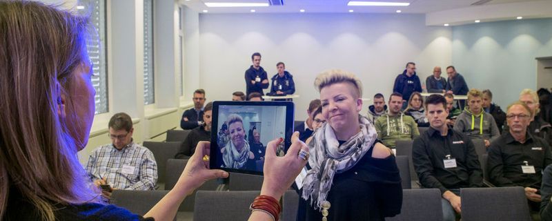 Workshop „Videos schneiden für Motorradhändler leicht gemacht“ – mit Anna Stelzenmüller hinter und Laura Marko vor der Tablet-Kamera.