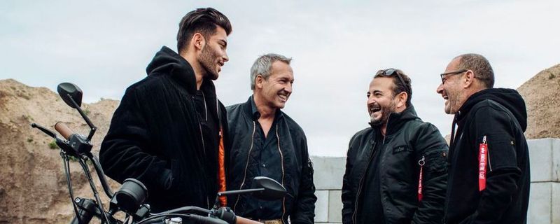 Die Harley-Davidson-Factory baut limitierte Custombikes – (von links n. rechts): Tony Mafhud (Model), Rainer Knapp (Alpha Industries), Alex Urseanu und Micky Rosen (Roomers Hotels).