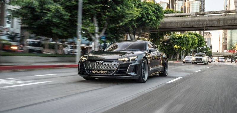 Ferdinand Piëch, einst Hüter des internen Wettbewerbs, würde sich über diese Schlacht freuen: Ja, der Porsche Taycan ist die Spitzenversion dieser Plattform. Doch der e-Tron GT ist nicht nur ein Audi: Es wird von der Tochtermarke Audi Sport Division entwickelt, der einstigen Quattro GmbH.