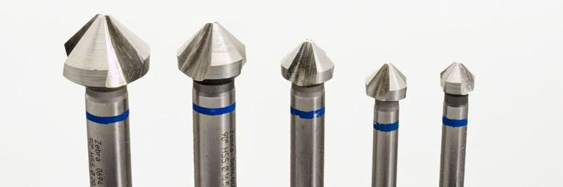 There are different kinds of deburring. The smaller the component and the more delicate the material, the finer the tools must be.