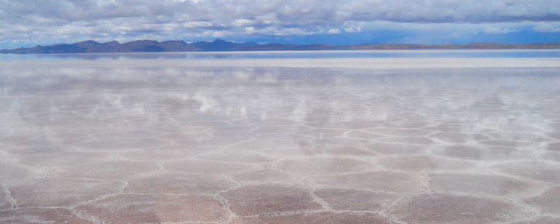 Bolivien, Uyuni: Rohstofflösungen, die unter der Salzkruste des Salars de Uyuni in Bolivien lagern, werden abgesaugt. Ein deutsches Unternehmen soll nun erstmals direkten Zugriff auf den Rohstoff Lithium erhalten.