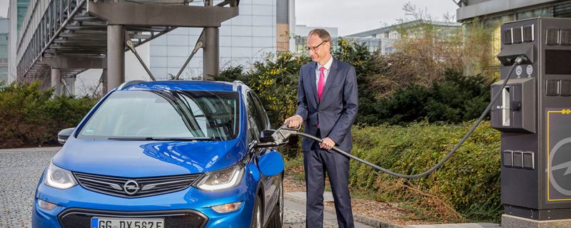 Opel-Chef Michael Lohscheller lädt einen Ampera-e auf.