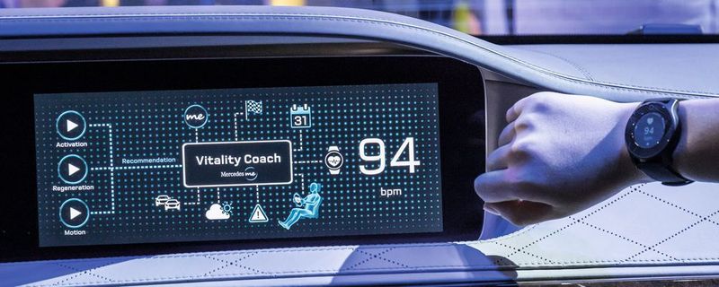 Vernetzt mit dem Auto: Sensoren in Sitzen, im Lenkrad und der Uhr sammeln Vitaldaten der Insassen.