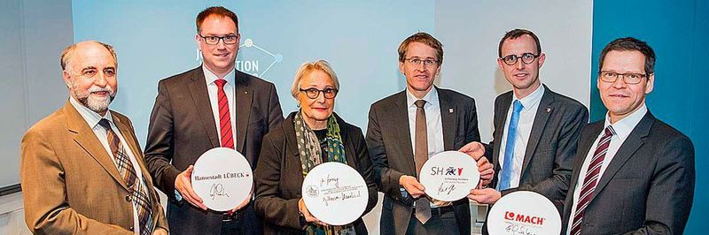 (v.l.n.r.) Prof. Dr. Michael Herczeg, Bürgermeister Jan Lindenau, Präsidentin der Universität zu Lübeck Prof. Dr. Gabriele Gillessen-Kaesbach, Ministerpräsident Daniel Günther, Chef der Staatskanzlei Dirk Schrödter und Mach AG Vorstandsvorsitzender Rolf Sahre