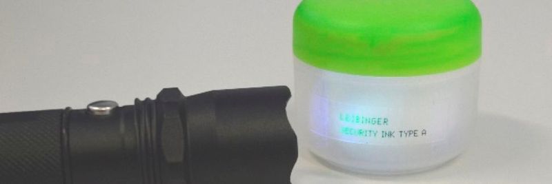 Unter UV-Licht leuchtet die Sicherheitstinte grünlich. Bleibt sie schwarz, handelt es sich um eine Fälschung.