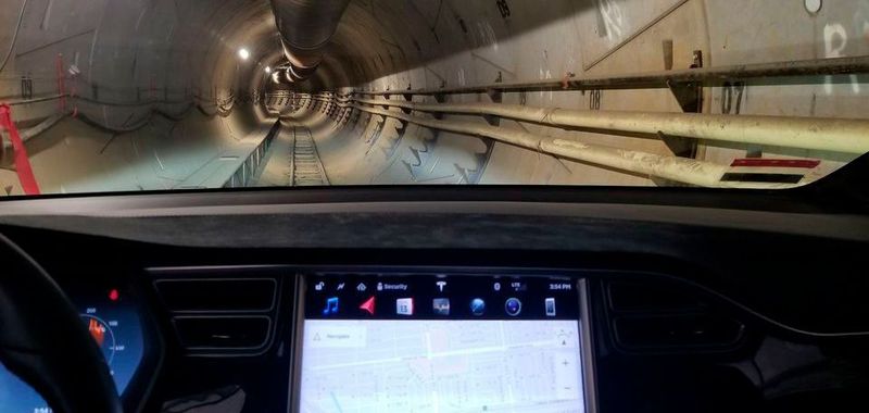 Von den versprochenen rund 200 bis 250 km/h ist keine Rede mehr: Mit knapp 65 km/h rumpelt der Crossover durch den 1,8 Kilometer langen Tunnel.