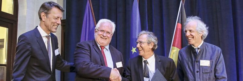 Für mehr Schlagkraft aus Europa: Mitte Juni 2018 unterzeichneten der Fraunhofer-Verbund Mikroelektronik und das französische Forschungsinstitut Leti eine Kooperationsvereinbarung zur gemeinsamen Stärkung der Mikroelektronik. Staatssekretär im Bundesministerium für Bildung und Forschung Dr. Georg Schütte, Vorsitzender des Fraunhofer-Verbunds Mikroelektronik Prof. Hubert Lakner, Deputy Director CEA Technology Jean-Frédéric Clerc, Generaldirektor im französischen Ministerium für Hochschulen, Forschung und Innovation Alain Beretz (v.l.n.r.).