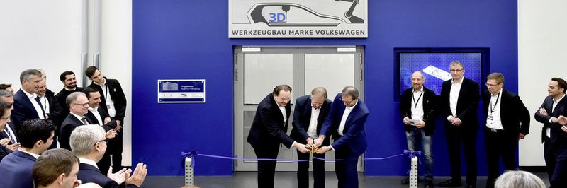 Feierlicher Schnitt mit 3D-Schere: v.l.n.r. Oliver Schauerte, Leiter Forschung Werkstoffe und Fertigungsverfahren, Eckhard Ritz, Leiter Werkzeugbau Marke Volkswagen, Uwe Schwartz, Leiter Planung Marke Volkswagen eröffnen gemeinsam das „Projekthaus Additive Fertigung“.