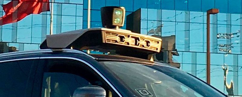 Bei aktuellen Roboterauto-Prototypen wird der Lidar-Sensor in der Regel auf dem Dach montiert und mit einem rotierenden Spiegel versehen, wodurch der Sensor ein 360-Grad-Bild liefert.
