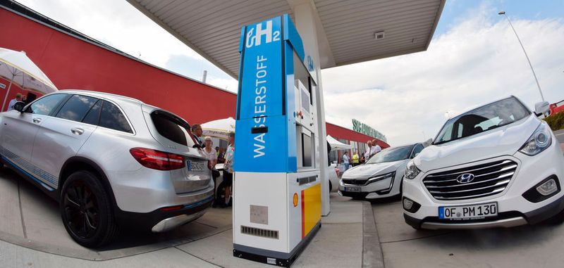 Die erste Wasserstofftankstelle in Nordhessen am Autohof Lohfeldener Rüssel bei Kassel: In Hessen gibt es bisher erst fünf solcher Tankstellen. Wasserstoff als alternativer Antrieb ist bei Autos in Deutschland bisher eine Randerscheinung.