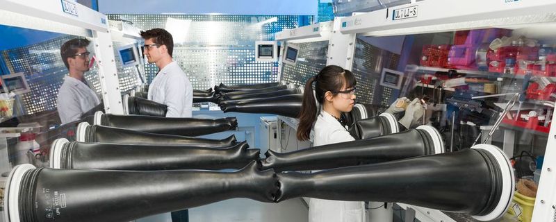 Forschende am HIU montieren Magnesiumbatterien unter Argon-Schutzgas. (