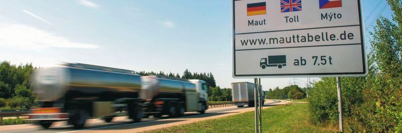 Hinweisschild: Von der Lkw-Maut befreit sind Elektro-Lkw und bis Ende 2020 Erdgas-betriebene Lkw.