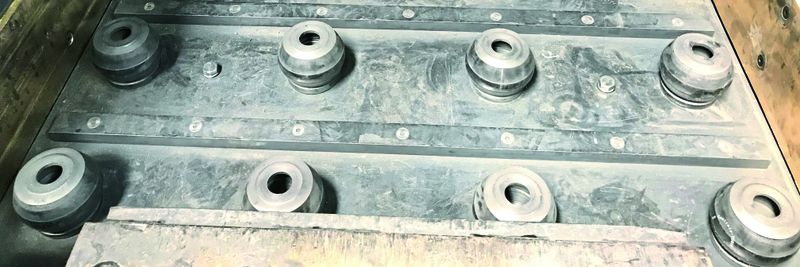 Schutzvorrichtung, bestehend aus 20 ACE-Strukturdämpfern, auf denen die Schublade der Krätzesortieranlage im Betrieb gelagert ist.