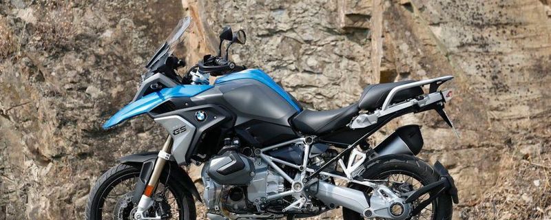 Lediglich einer – allerdings tiefgreifenden – Modellpflege unterzogen wurden die langjährigen Zulassungs-Spitzenreiter von BMW, die R 1200 GS.