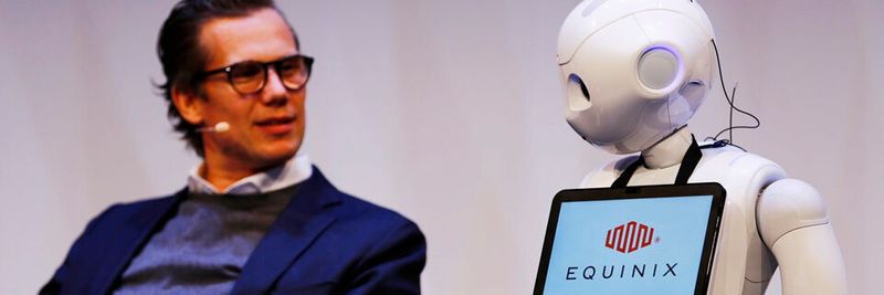 Dr. Carlo Velten führte durch die Veranstaltung und holte dabei auch Roboter Pepper auf die Bühne.