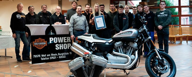 Übergabe des Schulungsbikes und des Motors an die Gewerbeakademie Freiburg.