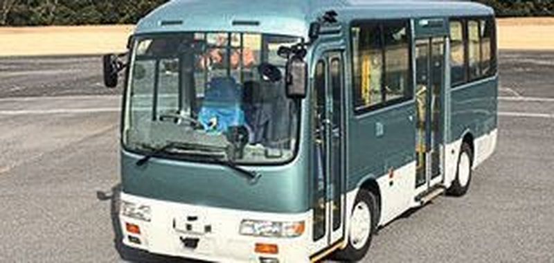 Auf der Strecke der JR Easts Bus Rapid Transit haben sieben Unternehmen Techniken untersucht, um autonom fahrende Busse auf öffentliche Straßen zu bringen.