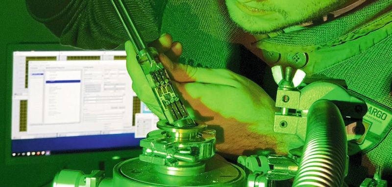 Leistungselektronik: Physiker Martin Hauck baut einen Siliziumkarbid-Transistor in die Messapparatur ein. Die FAU-Forscher haben eine Methode gefunden, um Traps an den Grenzflächen der Schalter aufzuspüren.