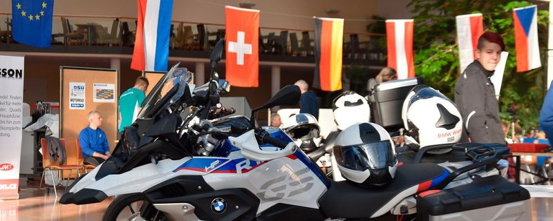 Der Europacup der Zweiradberufe 2019 in Wien: Fahrrad- und Motorradmechaniker aus sechs Nationen ermittelten ihre Europameister. Sabine Tmka-Butulla (re.) von 2 Rad Schmidtmayer Wien bereitet sich schon mal gedanklich auf die Aufgabe Pairing von Motorradequipment vor.