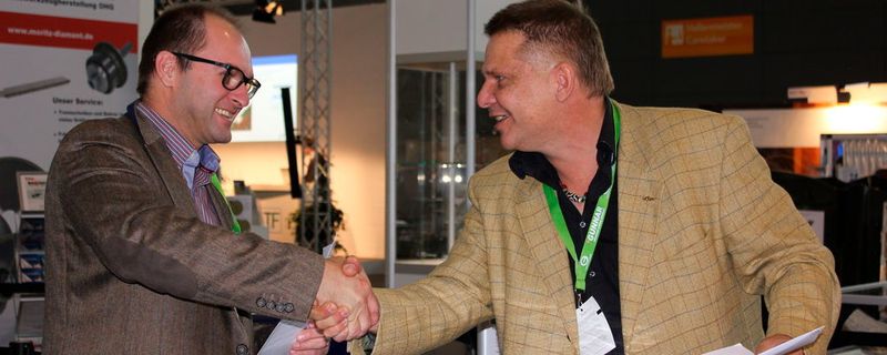 AMC-Geschäftsführer Rainer Kurek (rechts) hat mit der Firma Gradel SÀRL aus Luxemburg einen Kooperationsvertrag für „xFK in 3-D“-Raumfahrt-Applikationen unterzeichnet.