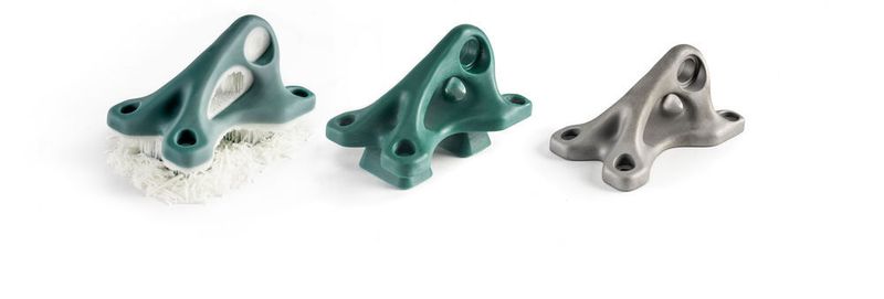 3D-gedruckte Gussmodelle aus RealWax-Material mit Trägermaterial (links), ohne Trägermaterial (mitte) und Feingussbauteil (rechts).