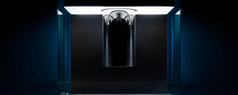 Eine Darstellung des IBM Q System One, dem weltweit ersten „voll integrierten universellen Quantencomputersystem“, das derzeit im Thomas J Watson Research Center in Yorktown Heights, New York, installiert ist. Mit dem Q System One ermöglicht es BM erstmals, Anwendern einen universellen Quantencomputer über die Grenzen des Forschungslabors hinaus bereitzustellen.
