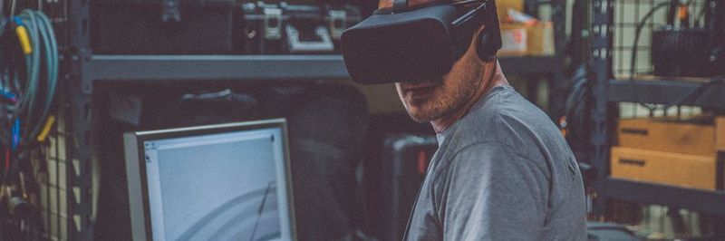 Mit einer VR-Brille können Mitarbeiter beispielsweise Montagelinien inspizieren.