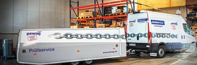 Auf Überlandfahrt: Pewag bietet jetzt mit seinem Safety Trailer einen mobilen Prüfservice von Anschlagmitteln und Zurrketten an.