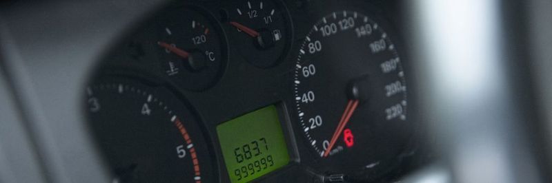 Der Ford Transit Kastenwagen des gebürtigen Griechen Eleftherios Tzaferis aus Dormagen bei Düsseldorf bekam einen neuen Tacho eingebaut, denn der alte hörte bei 999.999 km auf zu zählen.