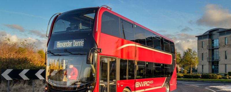Ein Doppeldecker-Bus der Baureihe Enviro400 von ADL.