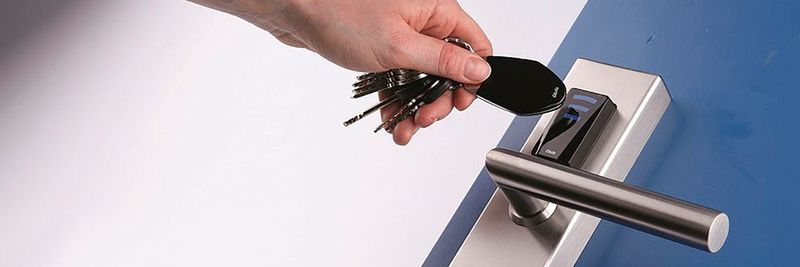 eAccess besteht zum einen aus bewährten mechanischen Elementen, die für Sicherheit sorgen. Zum andern erleichtern hochentwickelte Technologien wie Funk und RFID das Programmieren und die tägliche Benutzung der Zutrittslösung. Im Bild: Elektronischer Beschlag mit RFID-Leser.