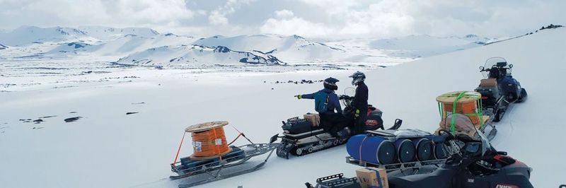 Durch Schnee und Eis wurde die Ausrüstung, einschließlich 3.000 m Kabel von Lapp, auf den isländischen Vulkan Hekla transportiert.