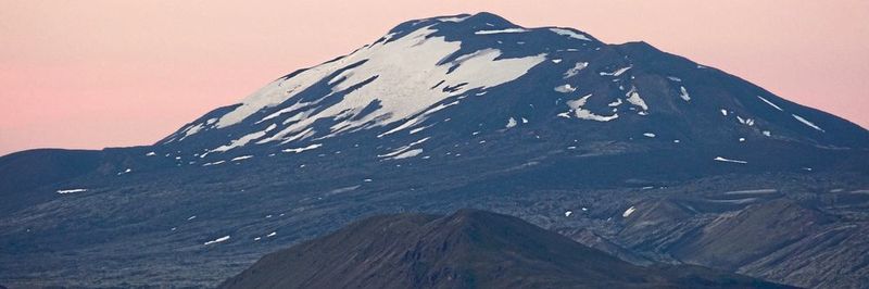 Im Jahr 2000 war die Hekla, Vulkan im Süden Islands, zuletzt aktiv. Die derzeitige Ruhepause ist verdächtig lang, finden Geophysiker. Daher überwachen sie mit Seismometern die minimalsten Bewegungen des Vulkans.