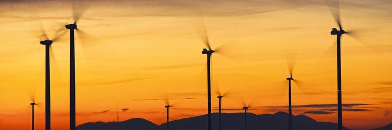 Damit Windkraftanlagen reiblungslos Strom produzieren können, ist eine zuverlässige Überwachung rund um die Uhr wichtig. Präzise Sensorik stellt die Überprüfung in Echtzeit sicher.