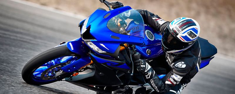 Enorm durchzugsstark und kräftig zieht der kleine Einzylindermotor der Yamaha YZF-R 125 an und lässt bei jungen Leuten damit schnell MotoGP-Feeling aufkommen.