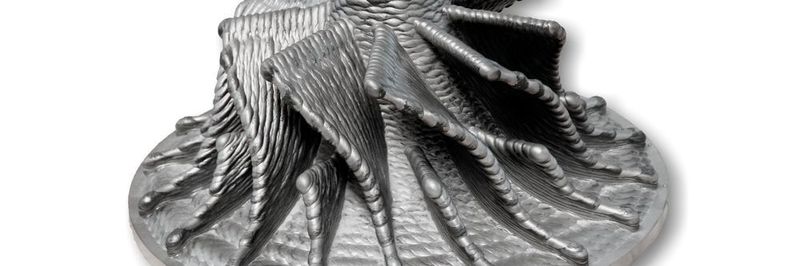 Linde und Gefertec untersuchen dien Einfluss von Prozessgas und Sauerstoff auf den Bauprozess mit Titan in der Additiven Fertigung. Im Bild zu sehen ist ein endkonturnaher Rohling nach dem 3D-Druck, vor der Nachbearbeitung.