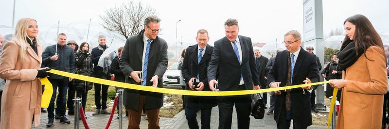 Eröffnung der Fertigungsstätte (v.l.): Philip Harting (Vorstandsvorsitzender), Andreas Conrad (Vorstand Operations), Christian Schumacher (Geschäftsführer Harting Customised Solutions) sowie Mariusz Matejczyk (Geschäftsführer Harting Polen).