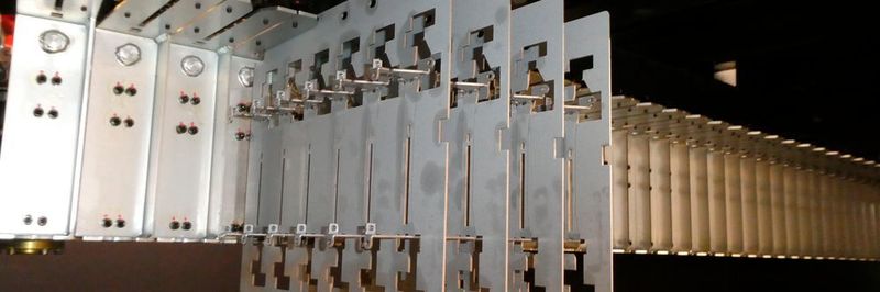 BVS kann auf der Lasbend AJ von Amada Platinen bis zu einer Größe von 600 x 400 mm, einer Dicke bis 4 mm und einem Gewicht von maximal 7,5 kg bearbeiten.