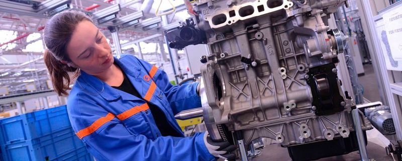 Produktion eines Drei-Zylinder-Turbomotors bei PSA.