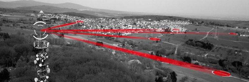 Die Beamforming-Technologie vereint bis zu 128 speziell angeordnete winzige Antennen auf kleinstem Raum. Die einzelnen Antennen sind auch intelligent. Sie kennen immer die beste Luftschnittstelle, um Kunden auf direktem Wege zu erreichen. Das steigert die verfügbaren Geschwindigkeiten.
