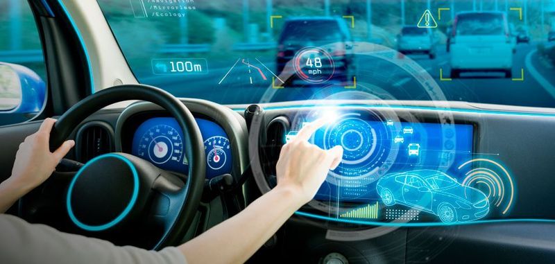 Das Infotainmentsystem eines Autos ist eine komplexe Einheit, die in der Regel mehrere Versorgungsspannungen benötigt.